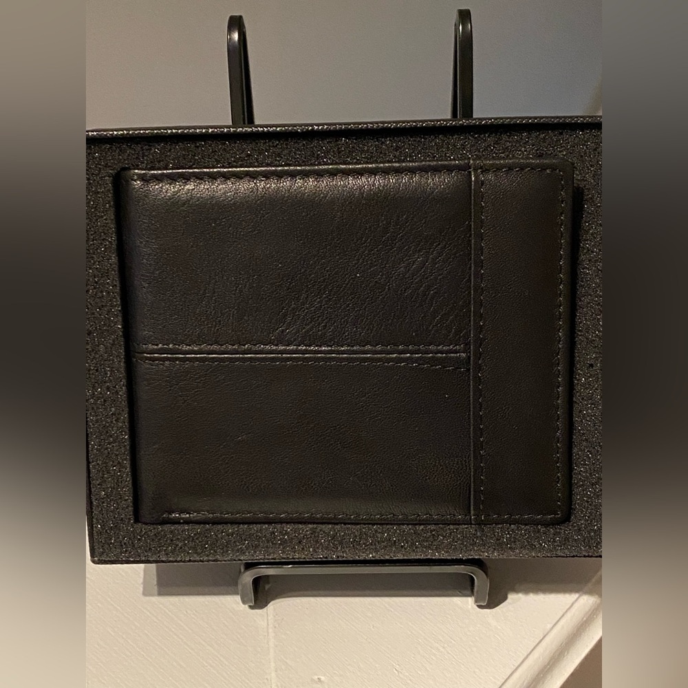 Swallow Mall Black Leather Textured Men’s Wallet in Box